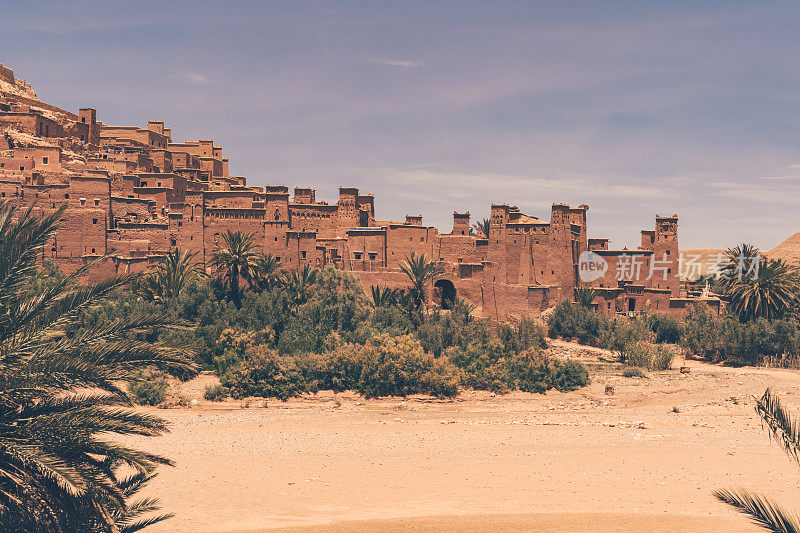 摩洛哥的Ait Ben Haddou ighrem(要塞村庄)，一个阳光明媚的日子，背景是晴朗的蓝天。